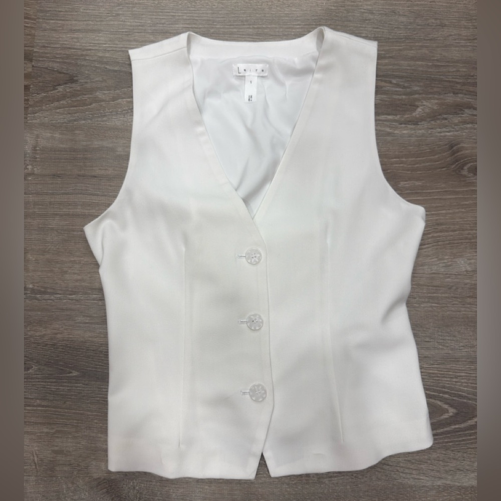 Leith Ivory Sleeveless Button-Down Top